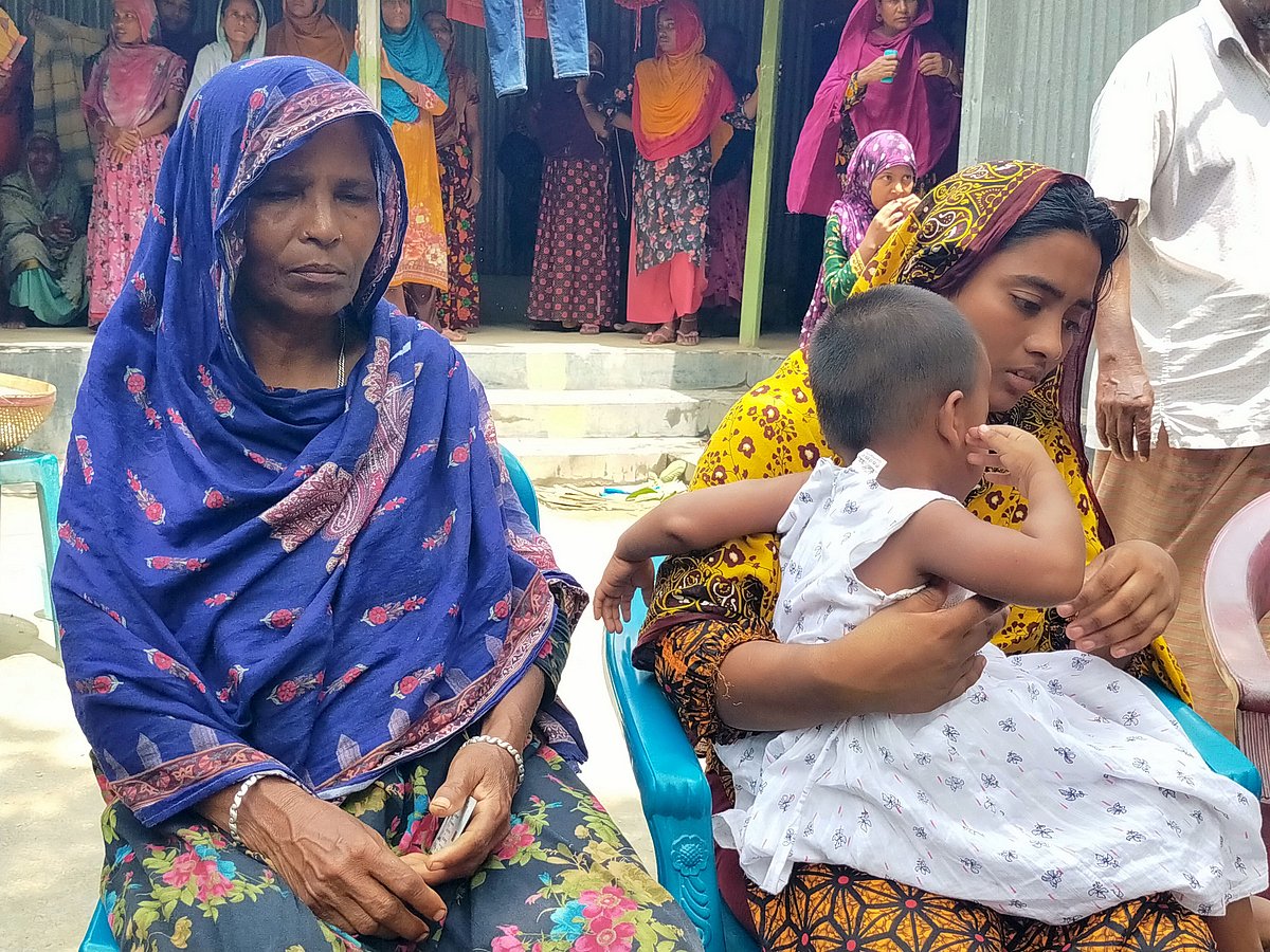 নিহত সেলিমের স্ত্রী শোভা খাতুনের (ডানে) কোলে ৩ বছর বয়সী শিশু সন্তান। পাশে (বামে) নির্বাক হয়ে বসে আছেন মা।  গত মঙ্গলবার  চর ভবানীপুর গ্রামে